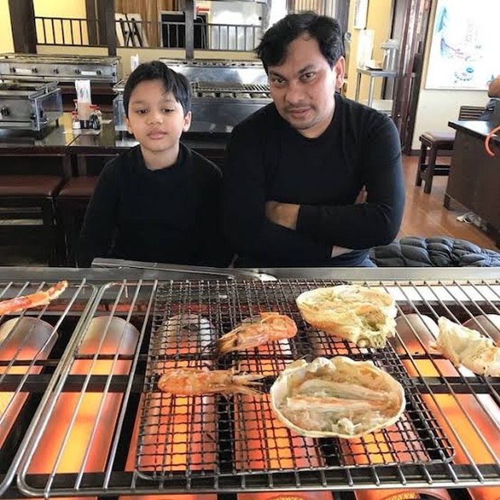detikfood's tweet photo. #Foto Seru banget! Gini nih gaya nyantai dokter sekaligus penyanyi, Tompi saat menyicip seafood panggang hingga nasi tumpeng🦐🤤
Lihat momen keseruannya di sini!
>> https://t.co/DYV0utNHDn
Foto: Instagram Dr Tompi
#detikfood #doktertompi #tompi #kulinerantompi https://t.co/F7CKSlC2ET