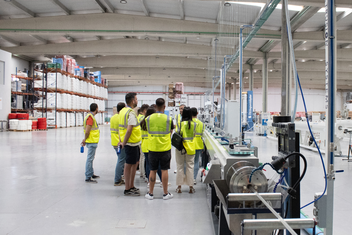 FEestandar's tweet photo. 🗓️ Desde el año 2000, nos dedicamos con pasión y entrega a la fabricación de Sistemas Flexibles de fontanería, calefacción y climatización.

📜 Innovación, confianza y compromiso, tres pilares inquebrantables que hemos ido construyendo a lo largo de los años en nuestro sector. https://t.co/iCY7WhpqXb