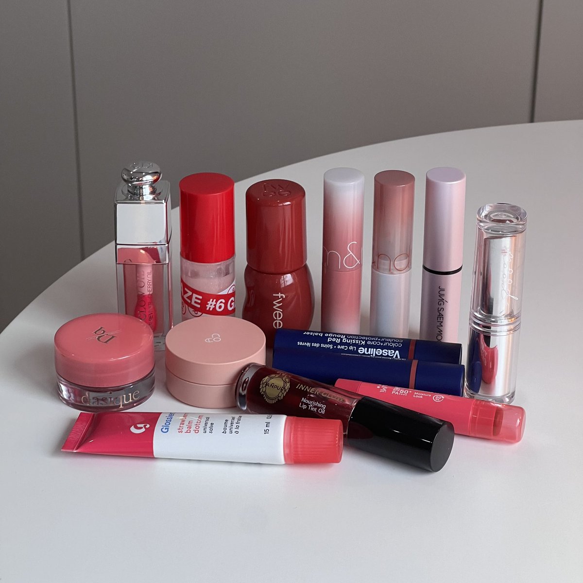 nchdaq's tweet photo. แยกมาให้ 2 หมวด🎟️🍅⭐️
- lip oil เน้นบำรุง+สครับปากที่ใช้แล้วชอบ ปากไม่แห้งอีกเลยนุ่มมากๆ เติมร่องปากได้ดี หอม
- lip glass / balm มีสี มีกลิ่น ที่ชอบมากกก ปากสีสวยน่าจุ้บ everyday makeup ได้สบายๆหรือทาทับลิปอื่นก็เวิร์ค 
(รีวิวทุกตัวแบบละเอียดในเธรด🎨) https://t.co/Ort8iYYEg8