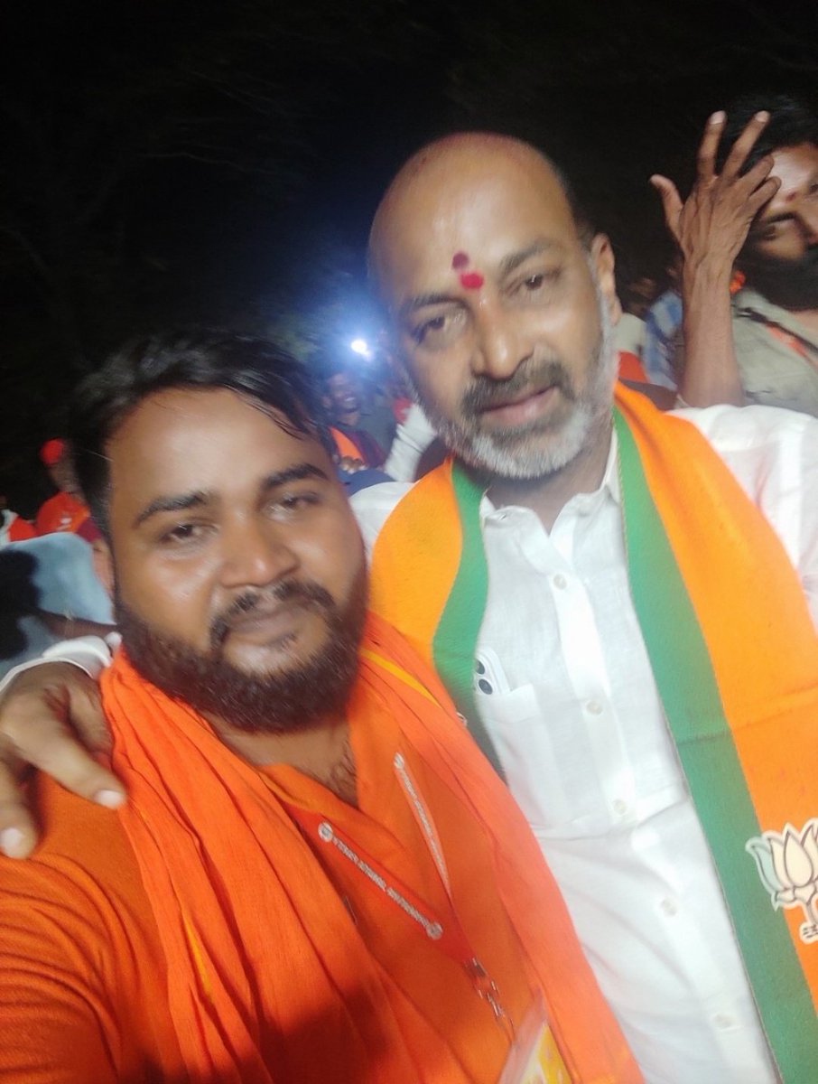 MK4BJP's tweet photo. అన్యాయాన్ని ఎదురించే తెలంగాణ
బండి.
కమలదళానికి ఊపుతెచ్చిన రేసుగుర్రం మా బండి.
శత్రువుల స్వరాలను పట్టించుకోని గజ గాంభీర్యం మా బండి.
ప్రజాశీర్వాదంతో నేడు చక్రం తిప్పుతున్న మంత్రి మా బండి.
కలకాలం తెలంగాణ ప్రజల గుండెల్లో నిలిచే రాజు మా బండి
#జన్మదిన_శుభాకాంక్షలు @bandisanjay_bjp అన్న https://t.co/UgjvcTKdAX