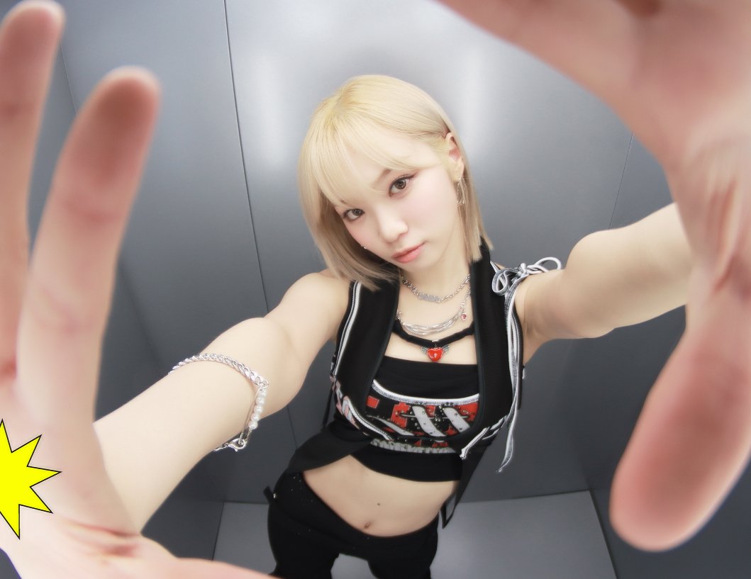 agicheetah's tweet photo. weverse con festival chaewon 🖤 https://t.co/gVu8nD7EfW