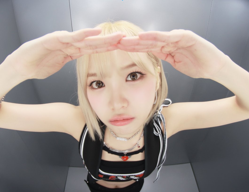 agicheetah's tweet photo. weverse con festival chaewon 🖤 https://t.co/gVu8nD7EfW