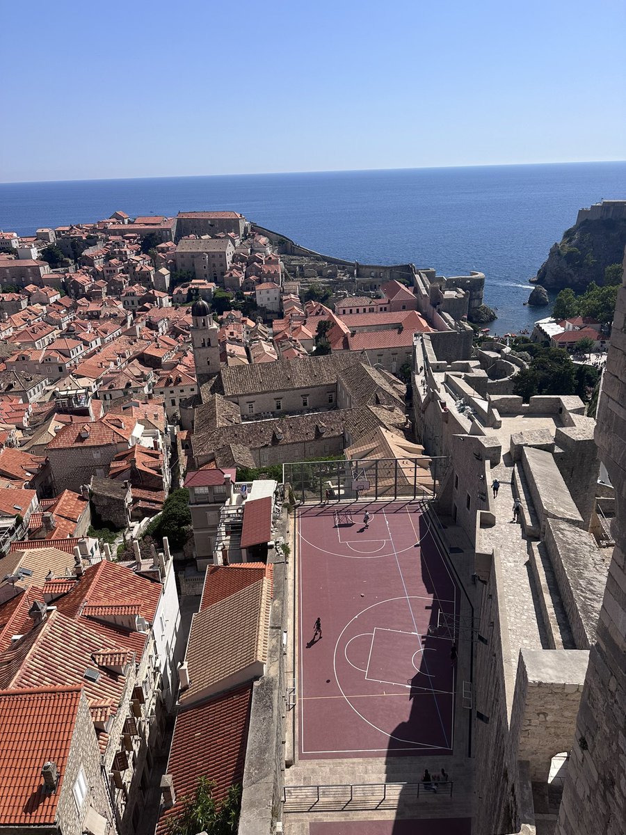 WednesdaysDaily's tweet photo. King's Landing has a basketball court👀 House Of The Dragon is going to be wild🔥 https://t.co/Q7IJ3d7PFS