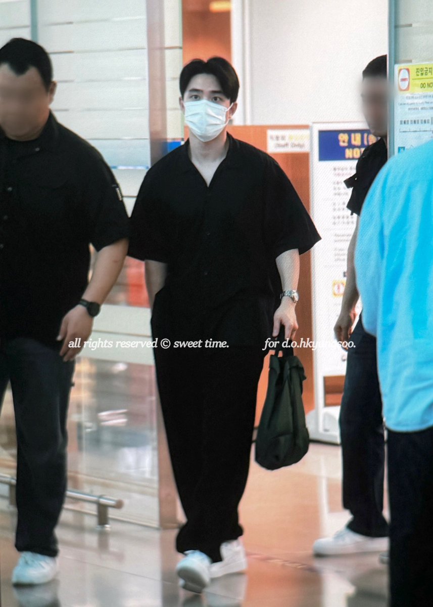 112sweettime's tweet photo. 240711 ICN
새벽에 증명사진에 있던 같은 도경수 완벽하다
ㅠ ㅠ ㅠ ㅠ ㅠ 미모 최고 

#도경수 #디오 #DOHKYUNGSOO #DO (D.O.) #都暻秀 #ドギョンス https://t.co/iSz1LM0dP7