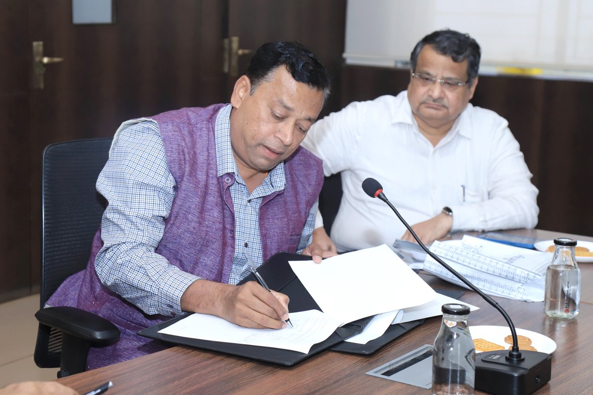 dharwad_iiit's tweet photo. Exciting news! 

On July 9, 2024, IIIT Dharwad and KLE Technological University signed an MoU to enhance academic and research collaboration.  

#IIITDharwad #KLETech #Collaboration #Innovation 

@EduMinOfIndia @KLETechbvb https://t.co/A7muYEcpnK