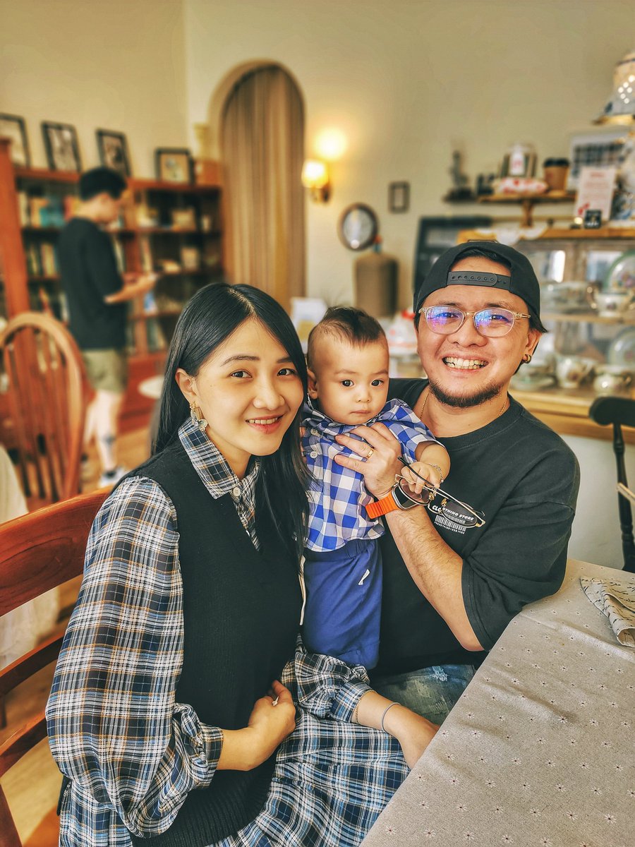 elz_production's tweet photo. Hello from "RATULANGI KAMU" family 😊 

Being a family means you are a part of something very wonderful. It means you will love and be loved for the rest of your life.

#family #potrait #brunch #vacation #love #boy #son #shortescape #photooftheday #photography #photogram #cute https://t.co/MZmVaDrRm0