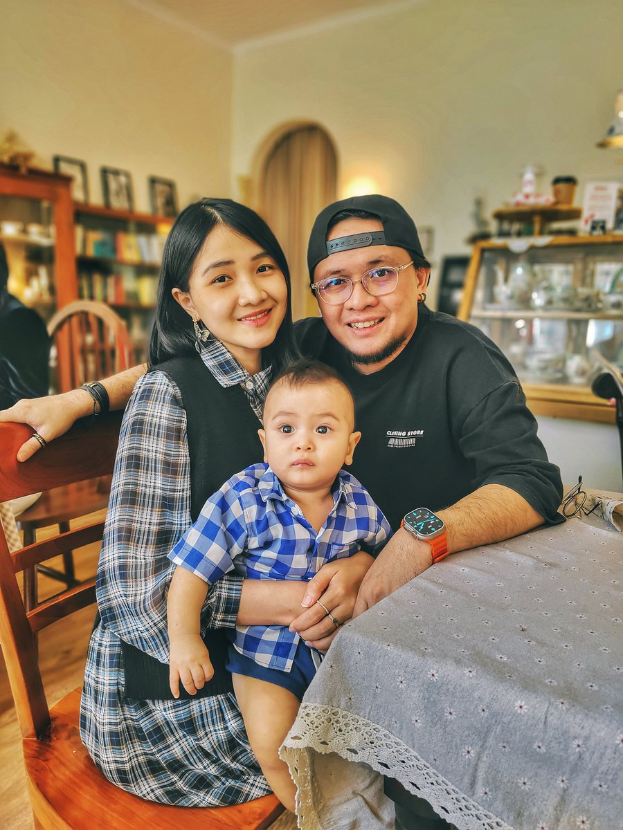 elz_production's tweet photo. Hello from "RATULANGI KAMU" family 😊 

Being a family means you are a part of something very wonderful. It means you will love and be loved for the rest of your life.

#family #potrait #brunch #vacation #love #boy #son #shortescape #photooftheday #photography #photogram #cute https://t.co/MZmVaDrRm0