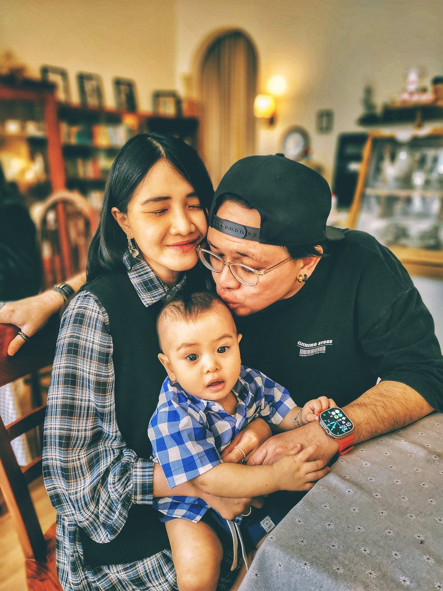 elz_production's tweet photo. Hello from "RATULANGI KAMU" family 😊 

Being a family means you are a part of something very wonderful. It means you will love and be loved for the rest of your life.

#family #potrait #brunch #vacation #love #boy #son #shortescape #photooftheday #photography #photogram #cute https://t.co/MZmVaDrRm0