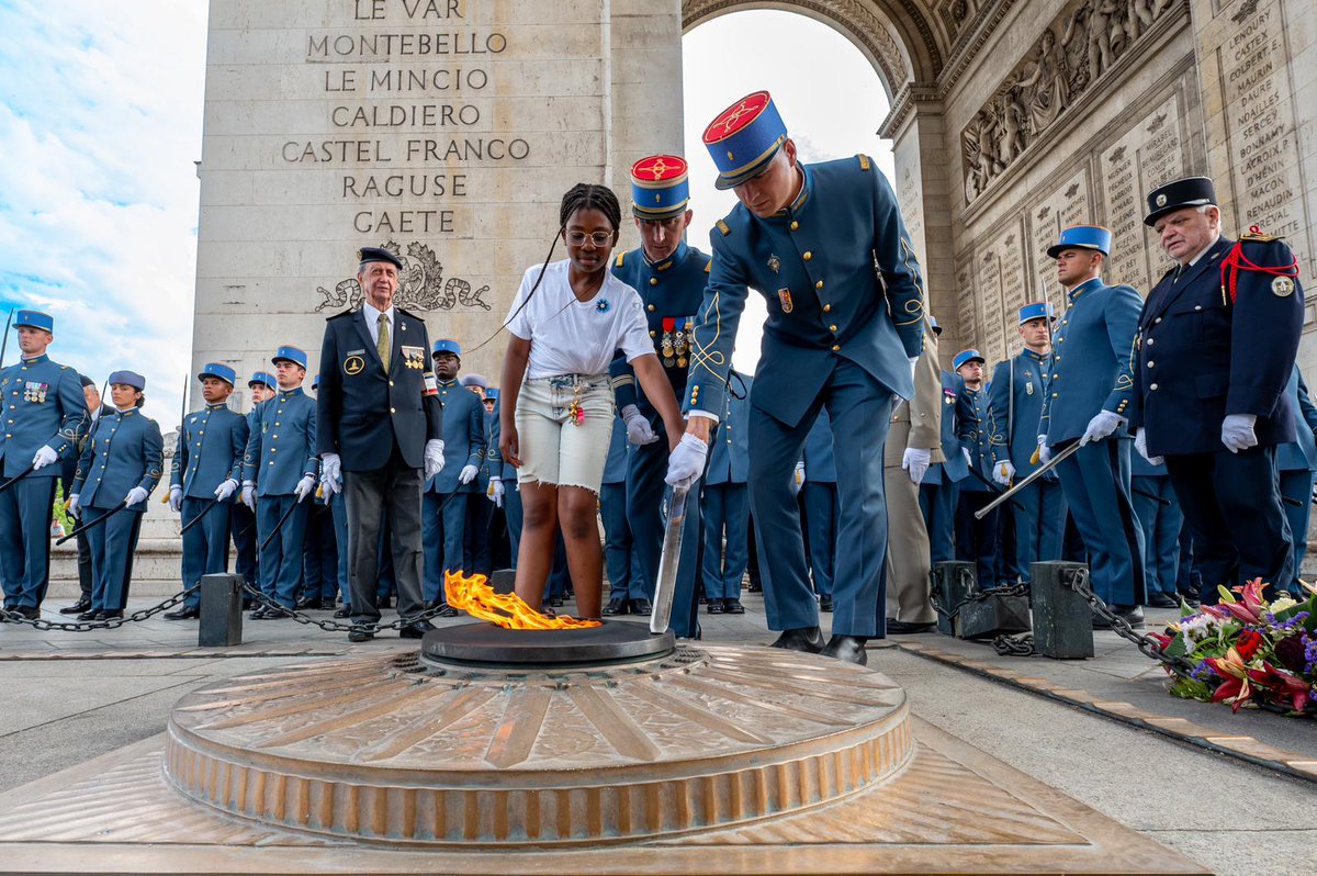 SaintCyrCoet's tweet photo. Ravivage de la Flamme sous l’Arc de Triomphe. 🇫🇷
Les braises ardentes ne s’éteindront pas. 
Chaque soir depuis 1923, cet héritage mémoriel honore tous nos Morts pour la France.
#SoldatsdeFrance #14juillet https://t.co/osOjwyGGpn