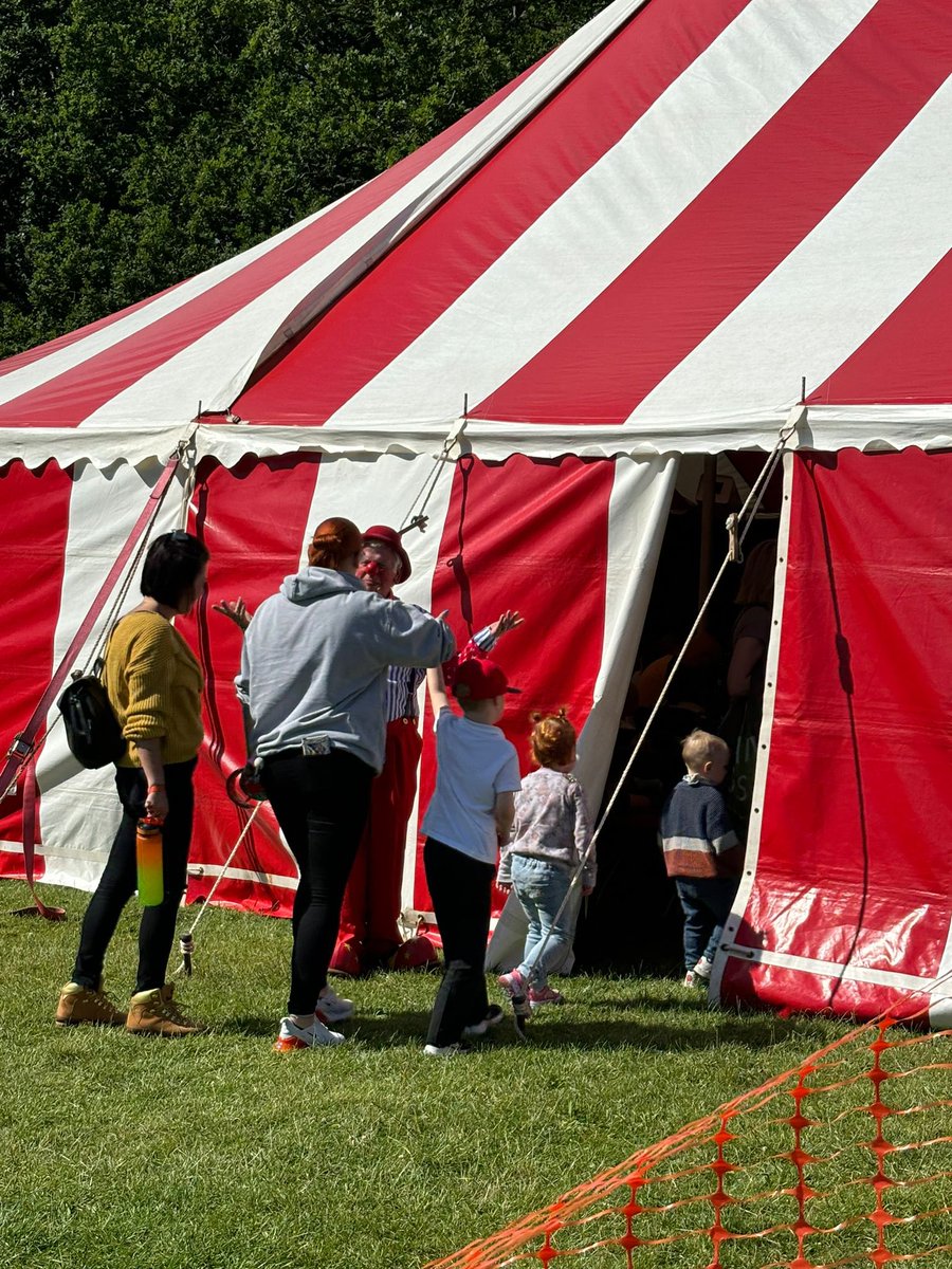 OaktreeThe's tweet photo. So… the circus came to town. 🤡 In fact it came to our schools! Children and adults sat in awe and wonder as they watched the variety of acts perform - laughter, cheering, soaking and clapping 🎪 Thank you to our PTA HOPA for organising this great show. ⭐️ https://t.co/h3Z7fi4EAu