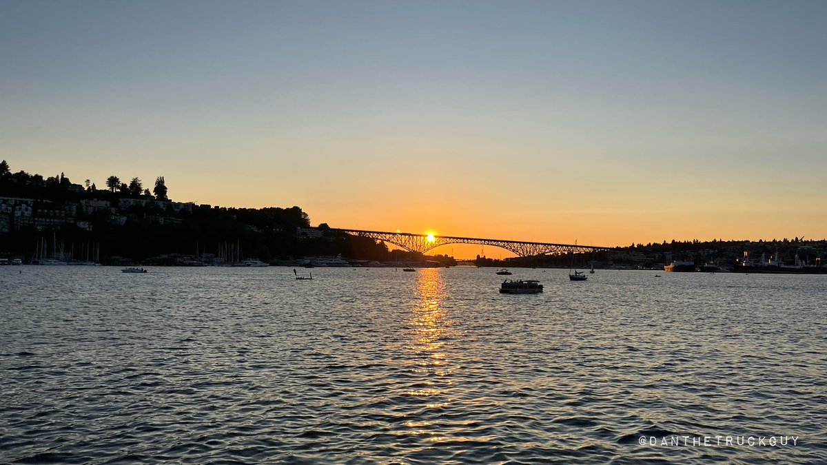 danthetruckguy's tweet photo. Another incredible #SeattleSunset tonight from Lake Union. Amazing time on the water and at South Lake Union Park. #Seattle #SoNorthwest https://t.co/UEA4zMIWV5