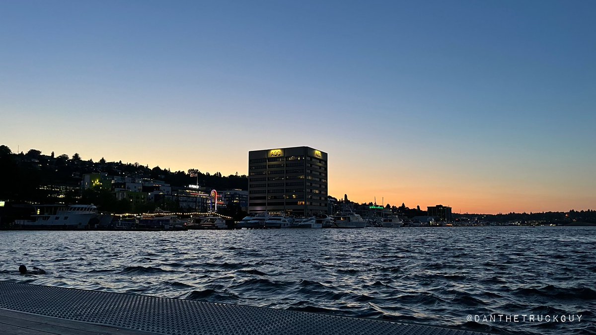danthetruckguy's tweet photo. Another incredible #SeattleSunset tonight from Lake Union. Amazing time on the water and at South Lake Union Park. #Seattle #SoNorthwest https://t.co/UEA4zMIWV5