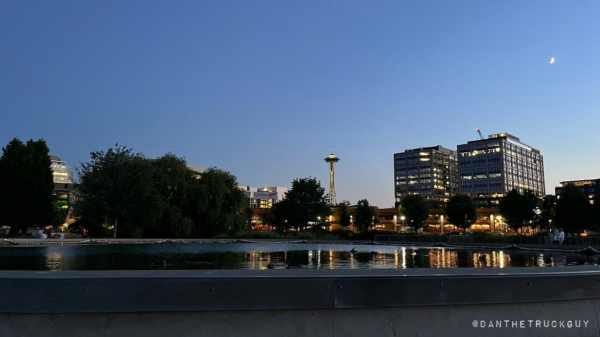 danthetruckguy's tweet photo. Another incredible #SeattleSunset tonight from Lake Union. Amazing time on the water and at South Lake Union Park. #Seattle #SoNorthwest https://t.co/UEA4zMIWV5