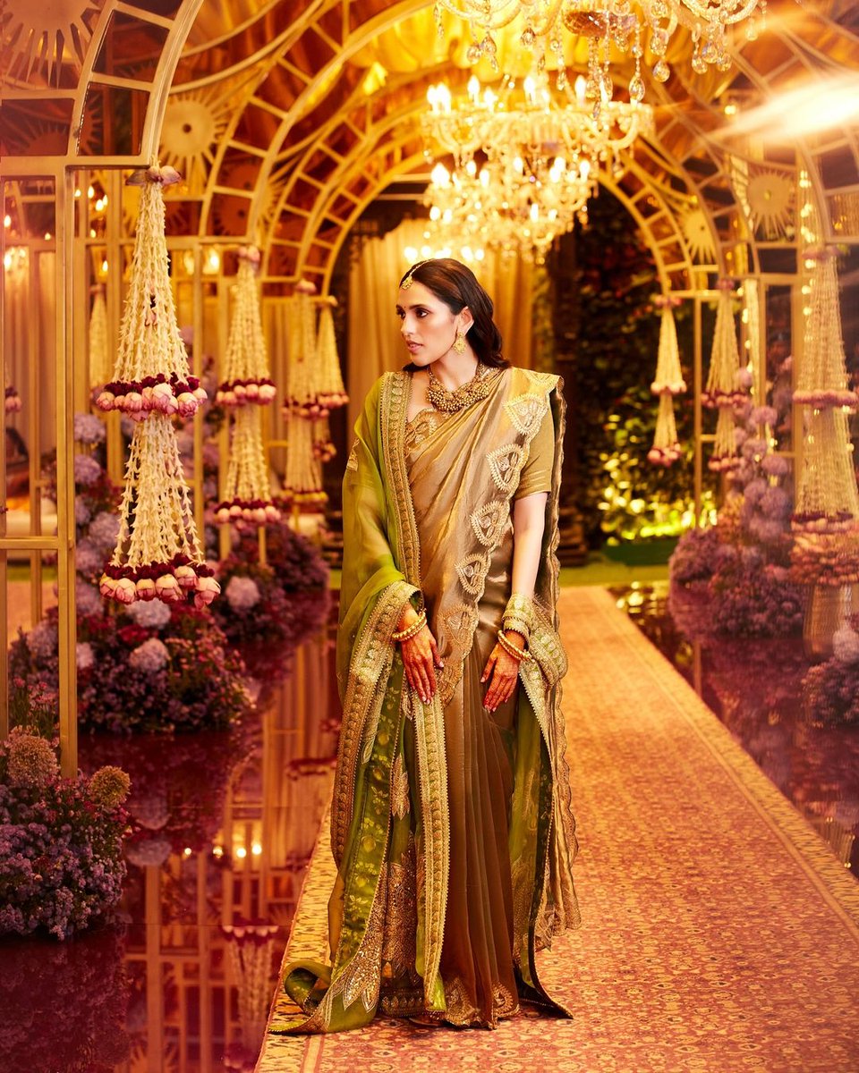 shaadi_fever's tweet photo. Shloka Mehta dazzles in her nani maa's gold jewelry at Anant Ambani's mehendi ceremony! 🌟 Discover her elegant look and the grand celebrations. #ShlokaMehta #AmbaniWedding #MehendiCeremony #AnantAmbani 

Read more: https://t.co/OFP3dOzuuZ https://t.co/OOA6A4mPBN