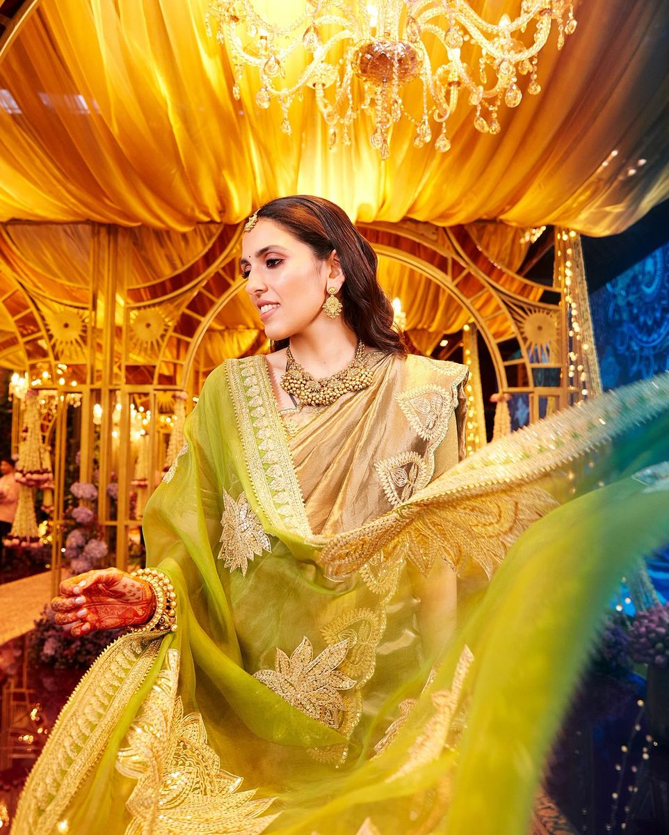 shaadi_fever's tweet photo. Shloka Mehta dazzles in her nani maa's gold jewelry at Anant Ambani's mehendi ceremony! 🌟 Discover her elegant look and the grand celebrations. #ShlokaMehta #AmbaniWedding #MehendiCeremony #AnantAmbani 

Read more: https://t.co/OFP3dOzuuZ https://t.co/OOA6A4mPBN