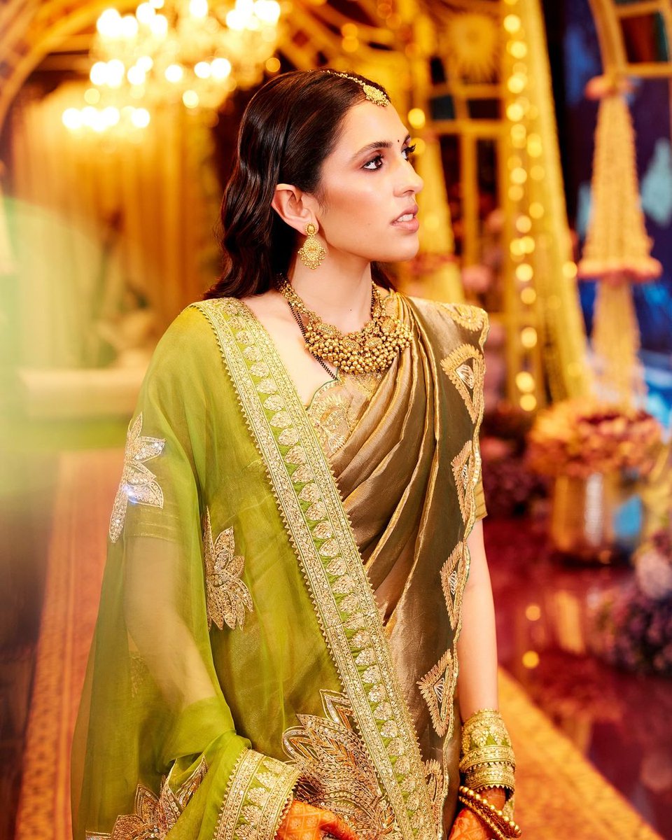 shaadi_fever's tweet photo. Shloka Mehta dazzles in her nani maa's gold jewelry at Anant Ambani's mehendi ceremony! 🌟 Discover her elegant look and the grand celebrations. #ShlokaMehta #AmbaniWedding #MehendiCeremony #AnantAmbani 

Read more: https://t.co/OFP3dOzuuZ https://t.co/OOA6A4mPBN