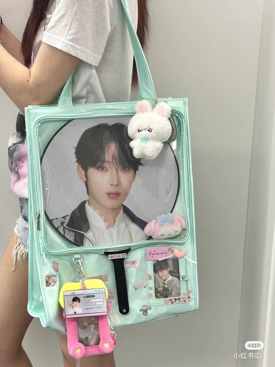 soopkart's tweet photo. new bag from berryq 😆 ultimate concert bag with picket slot photocard holder and side slot for dolls/lightstick ^^ available in multiple colors! https://t.co/Hjod3moiDD