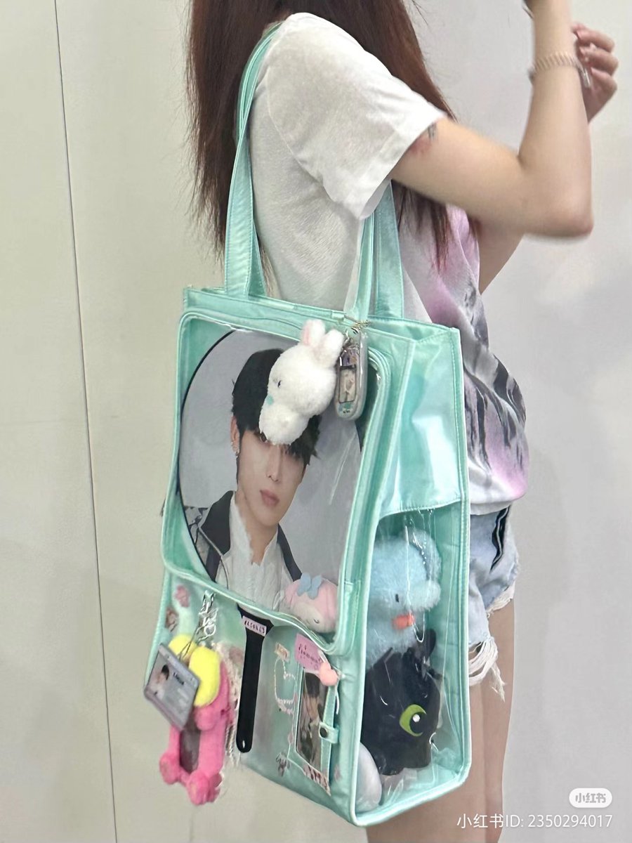 soopkart's tweet photo. new bag from berryq 😆 ultimate concert bag with picket slot photocard holder and side slot for dolls/lightstick ^^ available in multiple colors! https://t.co/Hjod3moiDD
