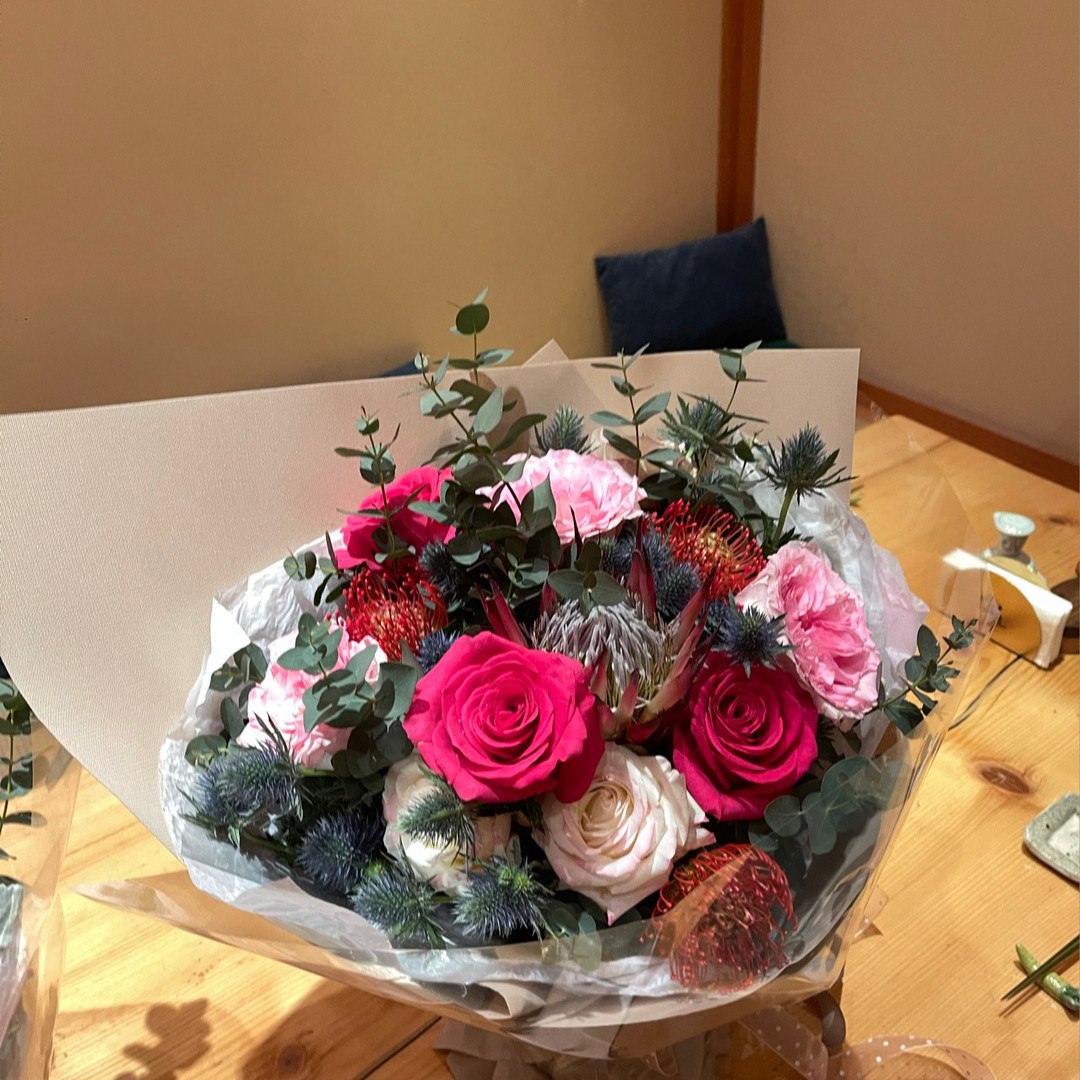 We are alwayWe are always so attached to our memories, so longing for the people and stories of the past, and those wonderful years when flowers fell without a trace. There is no longer that feeling of the past, but eventually we have to return to reality,