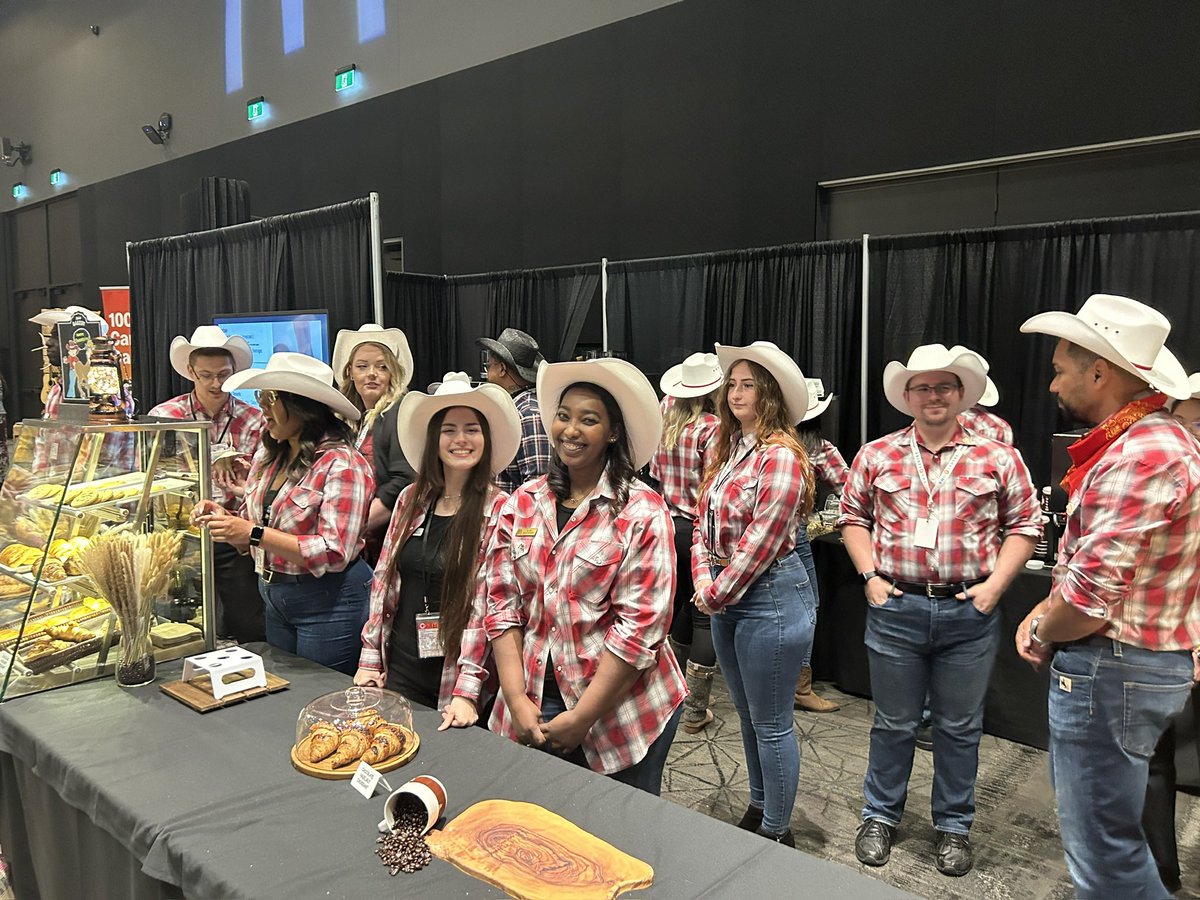 csagrifood's tweet photo. Thank you to the amazing team @McDonaldsCanada for the sweet treats at the Calgary Stampede Agriculture & Agri-Food Reception! #StampedeAg #CSIAC https://t.co/herqrCccE6