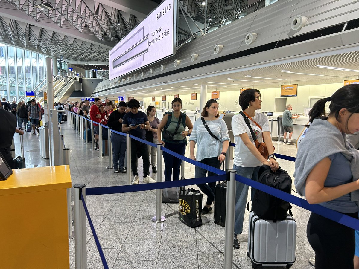 nicolasmblanc's tweet photo. The shame ! Lufthansa, awarding of the worst airlines in Europe. Delay, flight cancelled and queuing all night. Fake voucher, etc.
#dontflylufthansa #neveragainlufthansa #sucks #worstairline #lufthansa @lufthansa @lufthansa @lufthansaNews  @derspiegel @vznrw @vzbv @vzhessen https://t.co/SD8okrs1w4