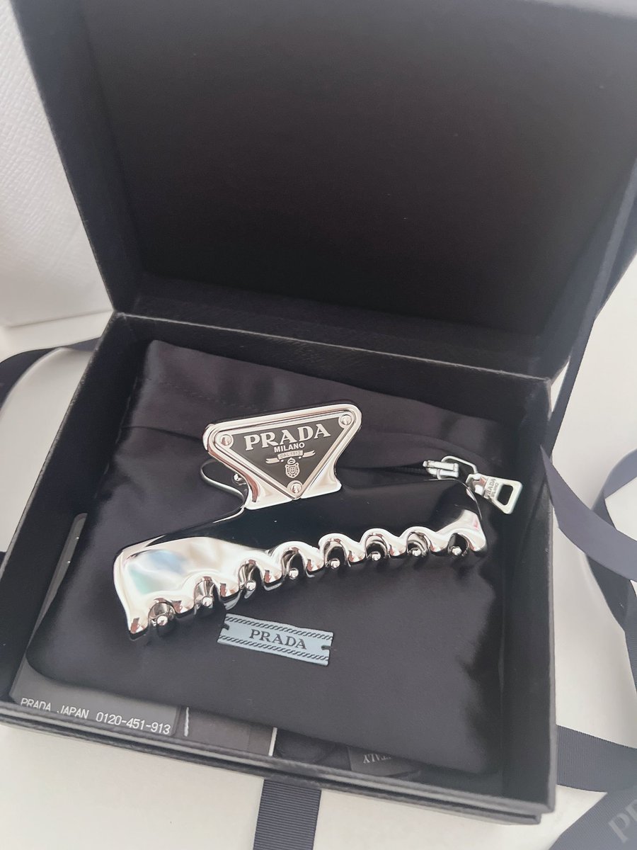 長髪まとめたいけどヘアゴム結び目はつけたくないときとか。夏にぴったりだった、買って良かった▼ 