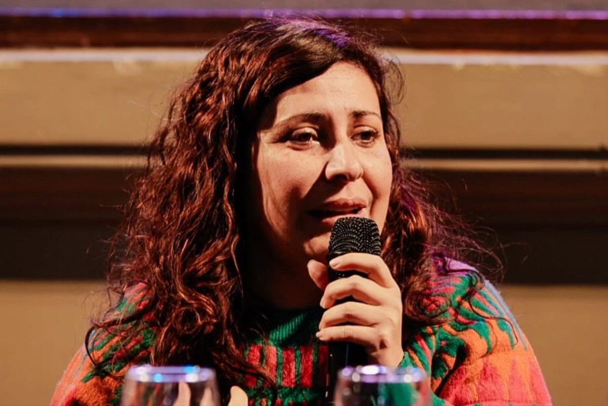 mluz_sc's tweet photo. Presentamos en la @ferialibrolar la serie documental "Contra el olvido: Historias de resistencia" que está disponible en a plataforma pública @LatePlay 🤍

👉🏻 Esta serie, fue pensada para sostener viva la memoria y no olvidar nunca todo lo que tuvo que atravesar nuestro país para llegar a tener hoy, más de 40 años de Democracia. Es urgente hoy volver a las trincheras, sostenerse desde el compañerismo y batallar aquellos discursos que tienen como base el negacionismo y la censura de la forma más explícita de todas.

🇦🇷 En los tiempos que corren buscamos redoblar los esfuerzos para no olvidar, por la verdad y la justicia. Aquí no hubo teorías, aquí hubo un genocidio. Y en esta serie, quienes lo vivieron, te lo cuentan en primera persona. 

Felicito nuevamente y hasta el cansancio a todo el equipo por una demostración más de compromiso con la historia de nuestra Patria! ❤️‍🩹