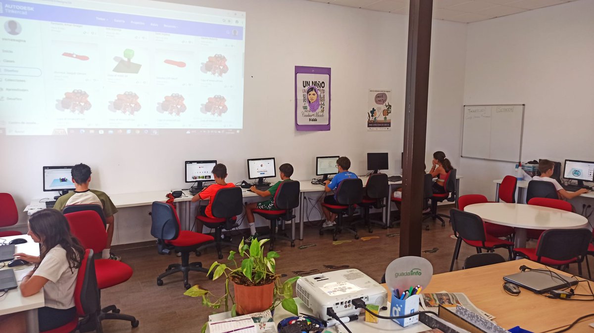 PuntoVuelaAlbaM's tweet photo. #Impresion3D con Tinkercad, ya saben diseñar la próxima semana imprimimos.
#puntosvuela #guadalinfo #AlbanchezDeMagina #Jaen https://t.co/R1ZhZ534wo