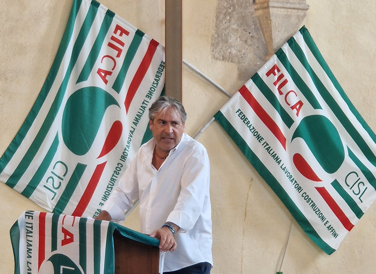 FilcaCisl's tweet photo. Ottavio De Luca al CG della Filca #Latina: "È inaccettabile che ci siano irregolarità in 7 cantieri su 10. Dobbiamo rafforzare l'impegno sulla #sicurezza attraverso il ruolo di Rls ed Rlst, la #formazione di ingresso e continua, la cultura della sicurezza e la #partecipazione". https://t.co/4VNUSbnpHj