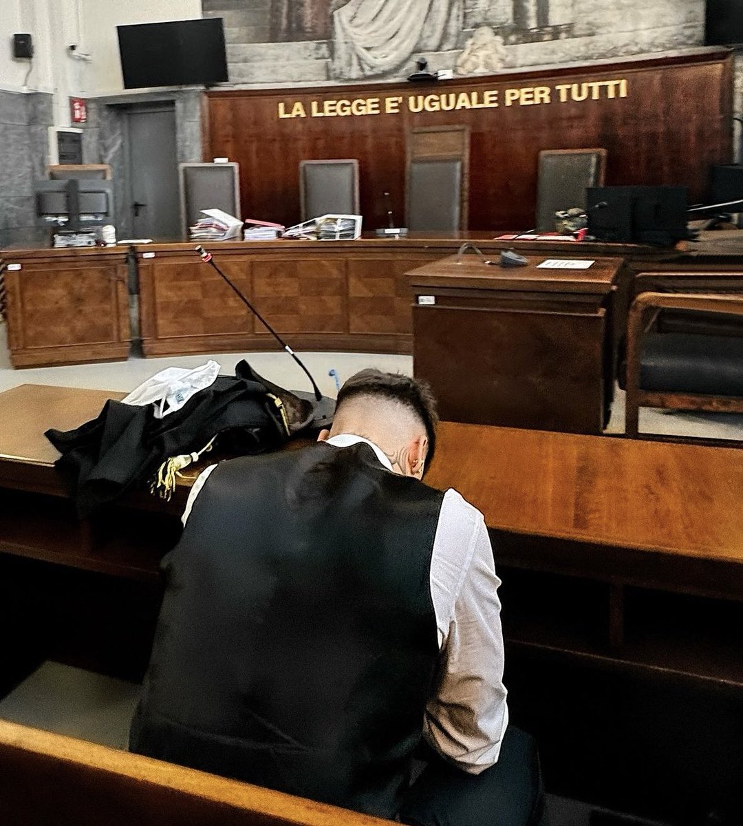 _userv's tweet photo. Prima della condanna e dopo la condanna mi sto sentendo male https://t.co/BGO3F49cFl