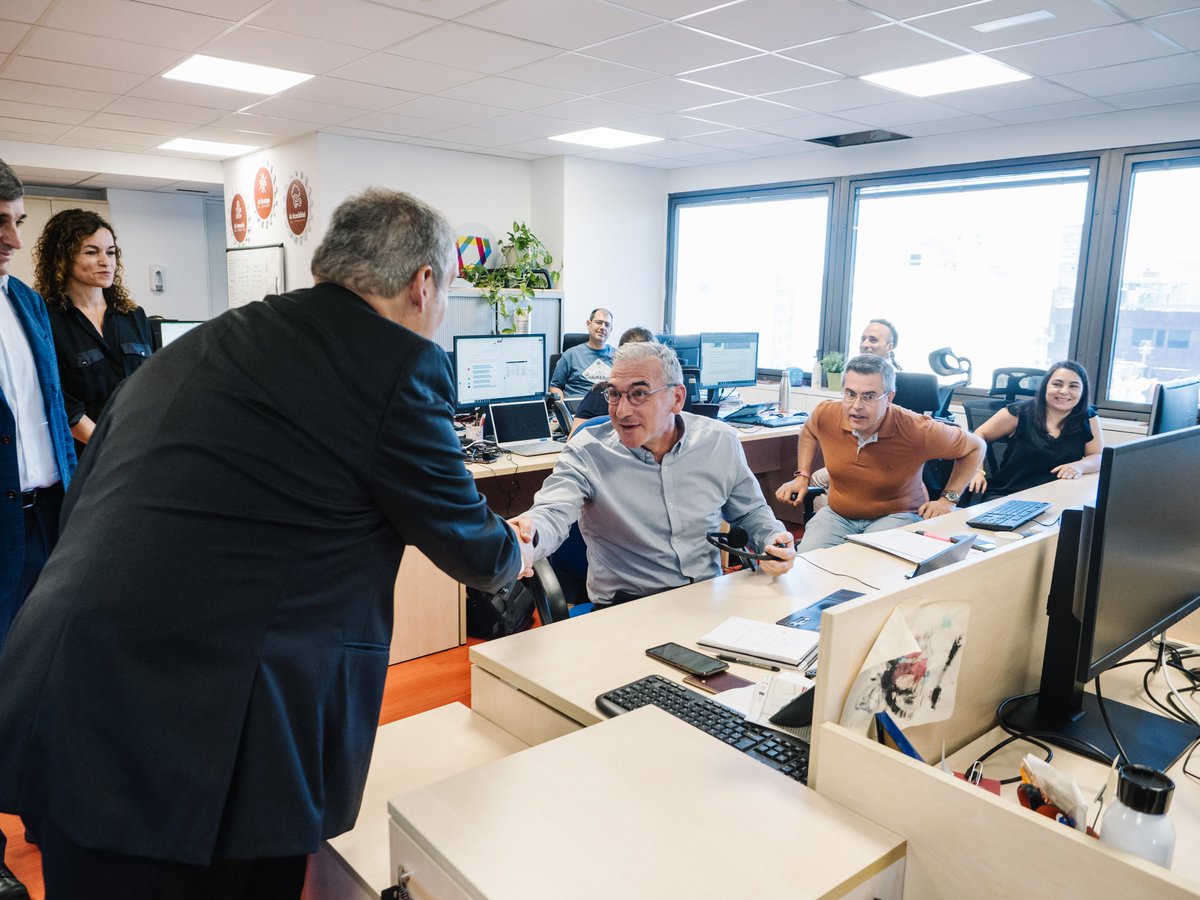 minturgob's tweet photo. Visita a las oficinas de @SEGITTUR con el ministro @jordihereub y la SE @Rosanchezgrau.

➡️Hoy se dan a conocer los 327 proyectos beneficiados con la segunda convocatoria del programa 'Última Milla'.

💶Dotada con 70 M€ para la #digitalización👩‍💻 de las pymes turísticas. https://t.co/wH8tQTrXdz