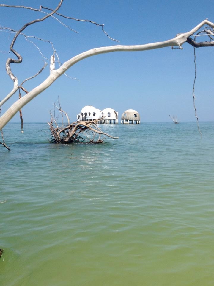 Un merveilleux récif artificiel ? 
Les dômes de Bob Lee à Cape Romano, en Floride 

🛸 messynessychic.com/2013/06/12/the…