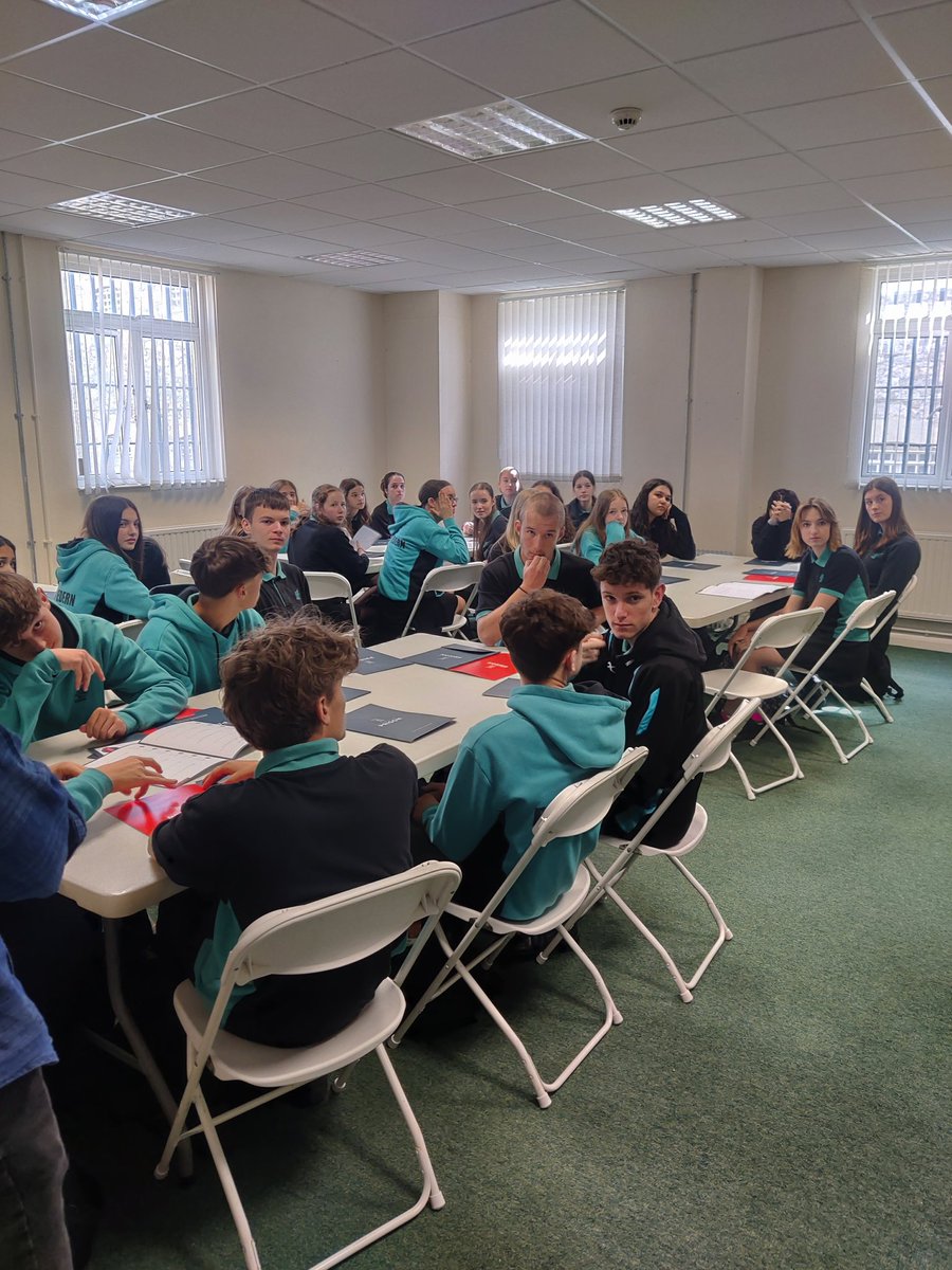 Mae'r daith i garchar Shepton Mallet wedi dechrau/The Shepton Mallet prison trip has begun! @broedern #hanes #troseddachosb