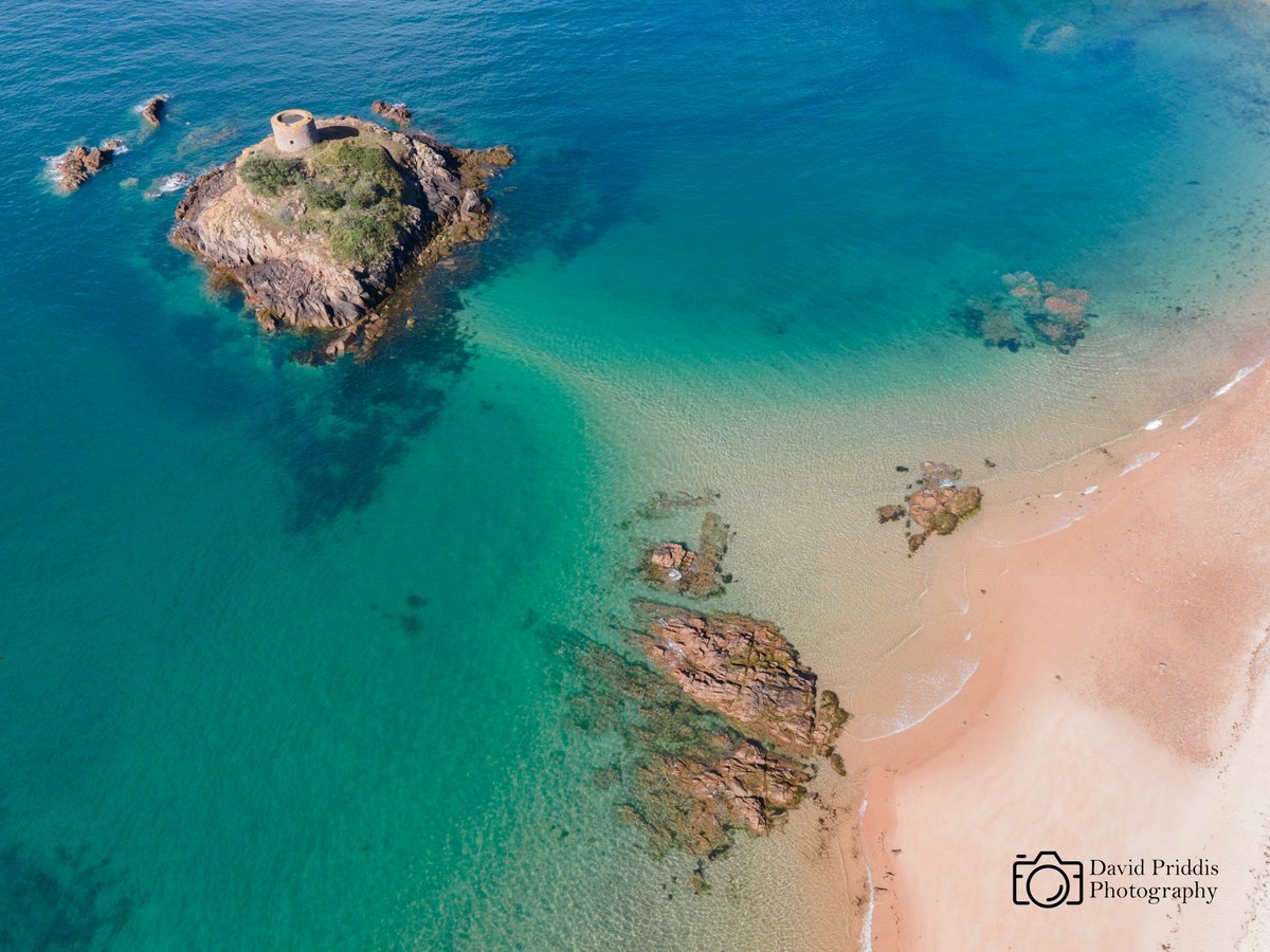Beautiful views down Portelet Bay this morning.

Plus perfect conditions to take the drone out for a spin. I had the beach all to myself for around 20min. Just listening to the gentle sound of waves lapping at the shore.

#porteletbay #dronephoto #jerseyci