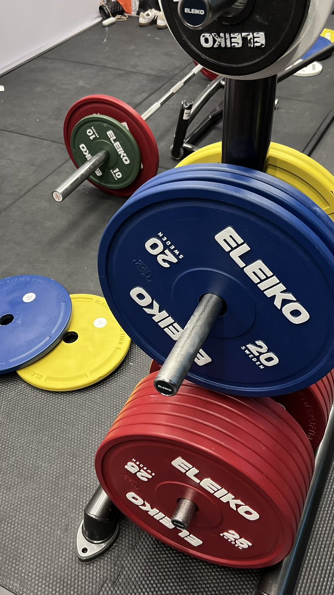 كالعادة تويتر اخر تطبيق انشر عليه 
الحمدالله اول بطولة باورليفتنق واول ذهبية في ال ٥٧ مفتوح 
قررت قبل البطولة ب٣ اسابيع اشترك وكان تجهيز عالسريع 
عادي اقول ابداً ماخطر ببالي وكنت اقول عادي اذا ماجبتها فزت بشرف المنافسة 🥹
كلمة حق مجتمع الباورليفتنق رهيب
يارب الجايات كلها ذهبيات🥇