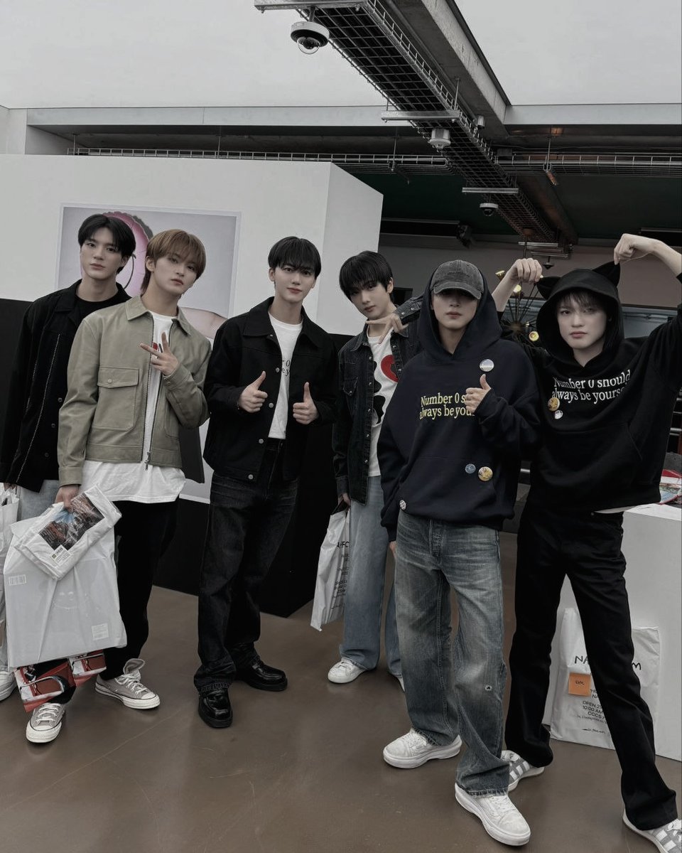 today, with my members and i had an incredible time visiting narcissism. the creativity and effort jaemin put into his work are truly inspiring, and we’re all so proud of him. it was amazing to experience his unique vision and see how he captures the world through his lens