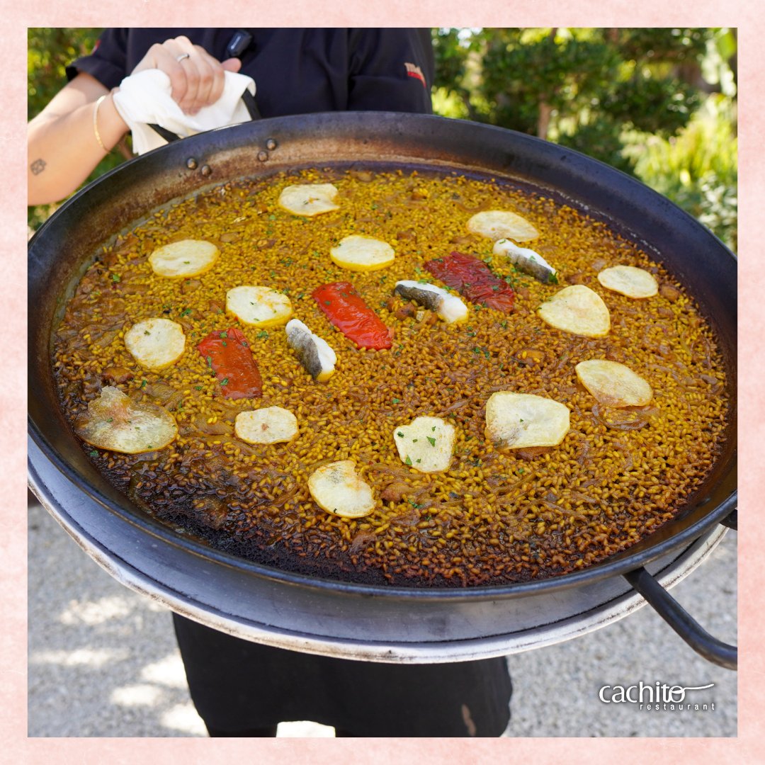 RestCachito's tweet photo. 𝐔𝐧 𝐜𝐥𝐚́𝐬𝐢𝐜𝐨 𝐪𝐮𝐞 𝐧𝐮𝐧𝐜𝐚 𝐟𝐚𝐥𝐥𝐚 🥘

Nuestro arroz de bacalao, cebolla y patata cocinado a la leña de sarmiento es uno de los platos más demandados.

👉 Reservas en https://t.co/d9PDzUH4vz

#cuinaambtradicio #4familiacachito #elche #arroz https://t.co/DrvHu7ovZ5