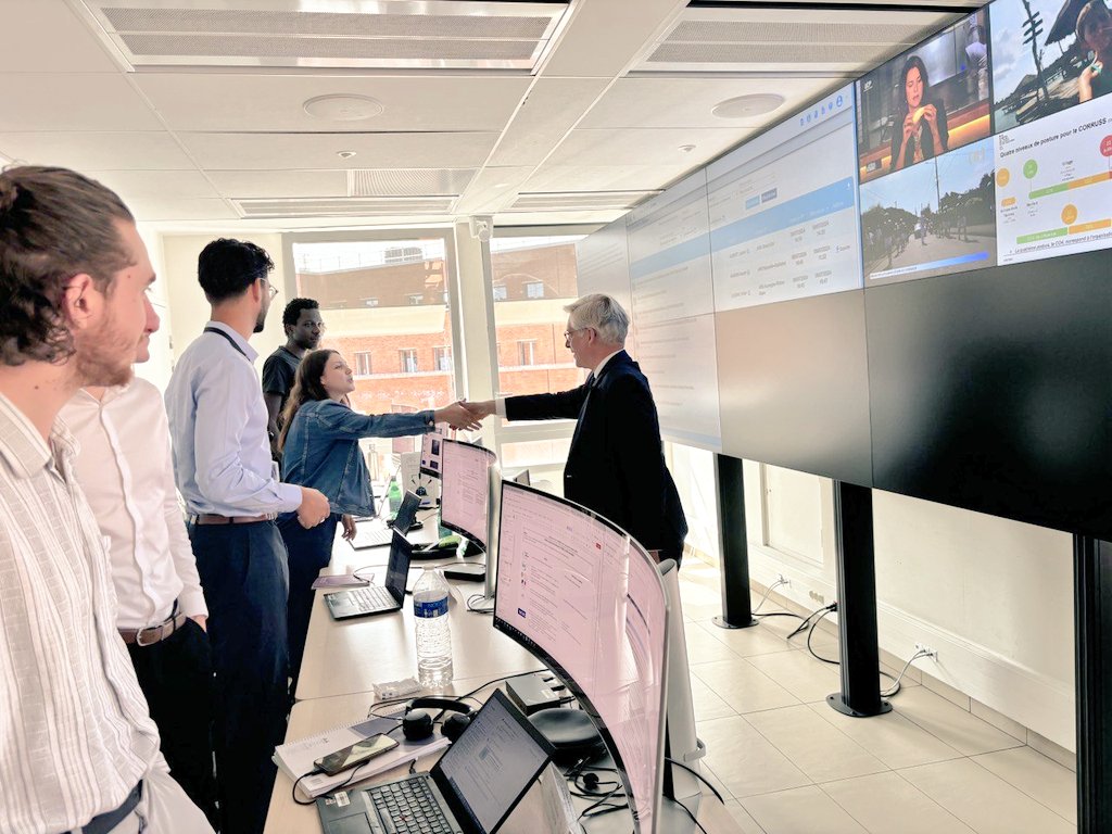 fredvalletoux's tweet photo. À quelques jours des Jeux Olympiques, je suis allé �� la rencontre des équipes du Centre de crise sanitaire du @Sante_Gouv pour m’assurer de la bonne préparation de cet événement majeur pour les Français et les ressortissants du monde entier. #Paris2024 https://t.co/wG0HhHLQJj
