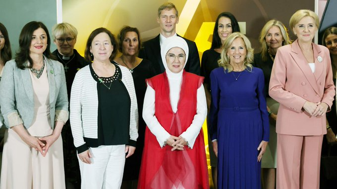 trthaber's tweet photo. Cumhurbaşkanı Erdoğan'ın eşi Emine Erdoğan, ABD Başkanı Biden'ın eşi Jill Biden'ın ev sahipliğindeki resepsiyona katıldı.

https://t.co/2LzOixMJvX https://t.co/AdBtm9NuPi
