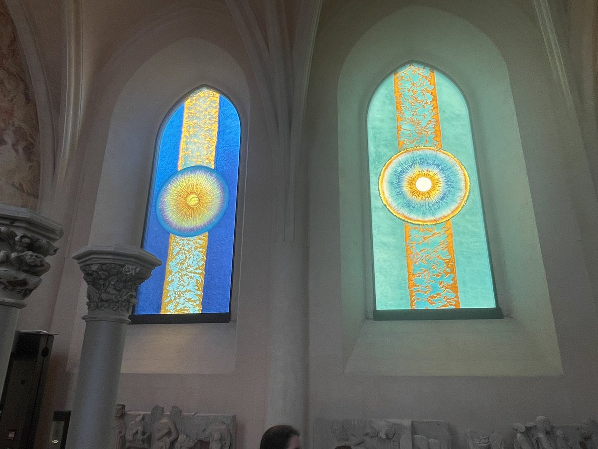 Qui ose dire que je serais contre les vitraux contemporains dans les édifices anciens ? Voilà les superbes vitraux installés dans la salle capitulaire de la chapelle Saint-Piat de la cathédrale Notre-Dame, où est désormais le Trésor. Ouverture le 8/9… il y avait du verre blanc.