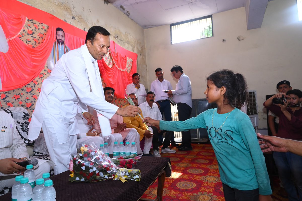officeofNJ's tweet photo. धन्यवादी दौरे के तहत कुरुक्षेत्र लोकसभा के अंतर्गत लाड़वा विधानसभा के गांव कलाल माजरा में पहुंचकर सांसद श्री @MPNaveenJindal जी ने अपनी जीत में सहयोग के लिए ग्राम वासियों का धन्यवाद किया।

सांसद जी ने ग्राम पंचायत द्वारा रखी गई मांगों को भी पूरा करना का आश्वासन दिया। https://t.co/9AnUK7OcOU