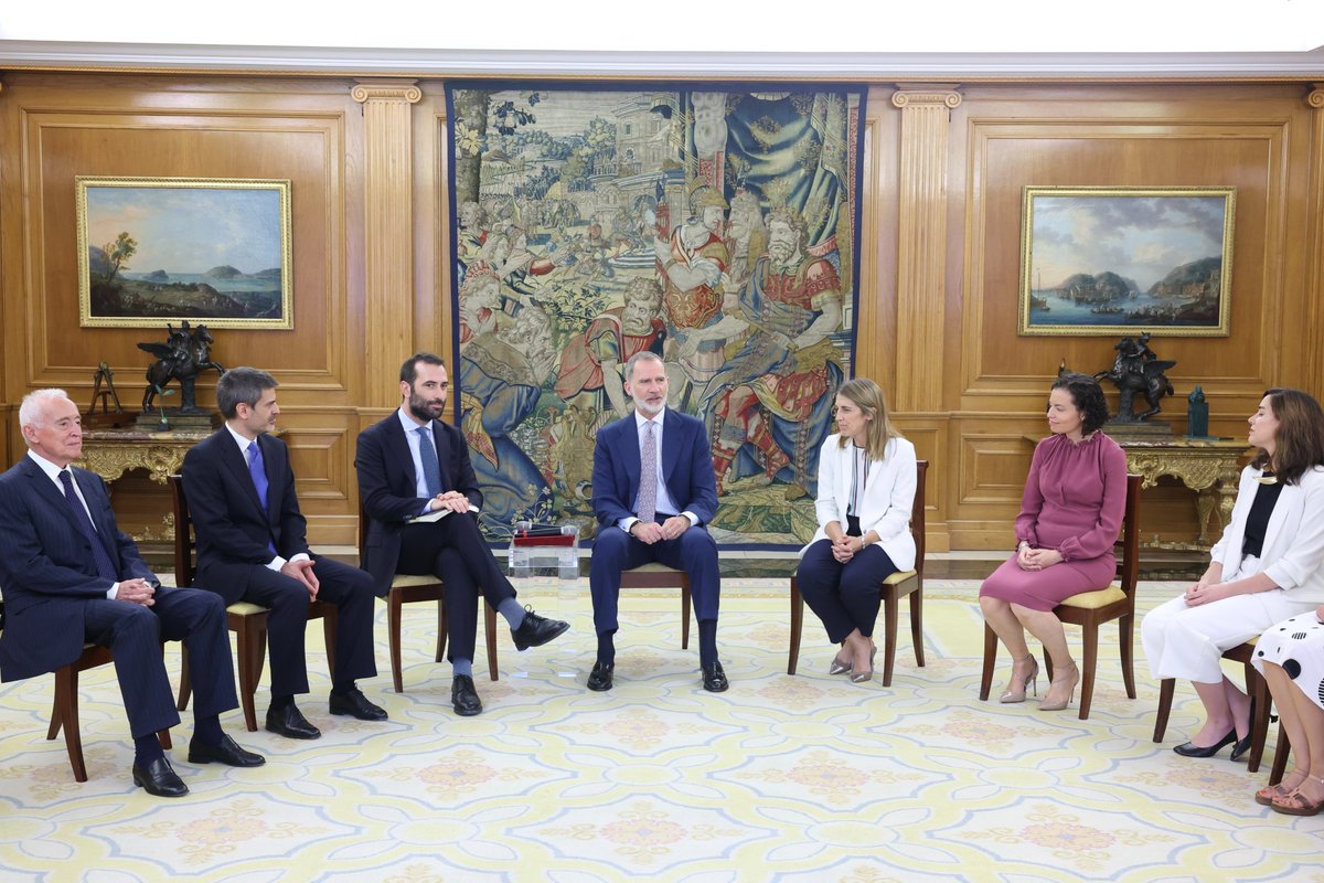 CasaReal's tweet photo. El Rey recibe en audiencia a una comisión del Ministerio de Economía, Comercio y Empresa y del Tesoro Público, y a responsables del Tesoro Público de las últimas décadas, por el bicentenario del Tesoro Público moderno.

➡️https://t.co/ozbhJe5vqe https://t.co/gVydKIPDNb