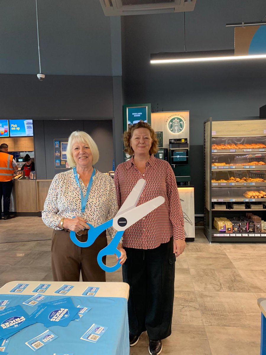 Great morning at the opening of the amazing new <a href="/coopuk/">Co-op</a> #franchise in #Doncaster with Member Pioneer <a href="/mim170680/">Dorothy Miller</a> invited to do the honours  ✂️