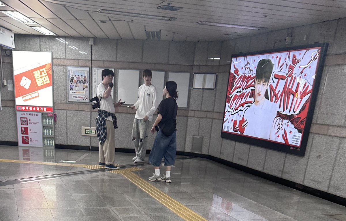 ddddhdddd_'s tweet photo. 누군지 아시는분?? 퇴근할때 봤어요. 
DMC역 디지털미디어씨티역 이였는데
본인 광고보러온것 같았어요. 팬들 포스트잇 붙어있는 쪽으로 간다했었는데 … https://t.co/BmW8O2ylRd