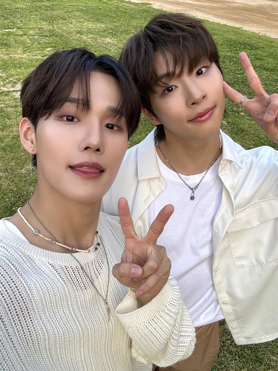 BDU4official's tweet photo. [📷]

민서랑✌🏻

#BDU #비디유 #SEUNGHUN #승훈 #スンフン
#KIMMINSEO #김민서 #キムミンソ https://t.co/pZMTM8OGJd