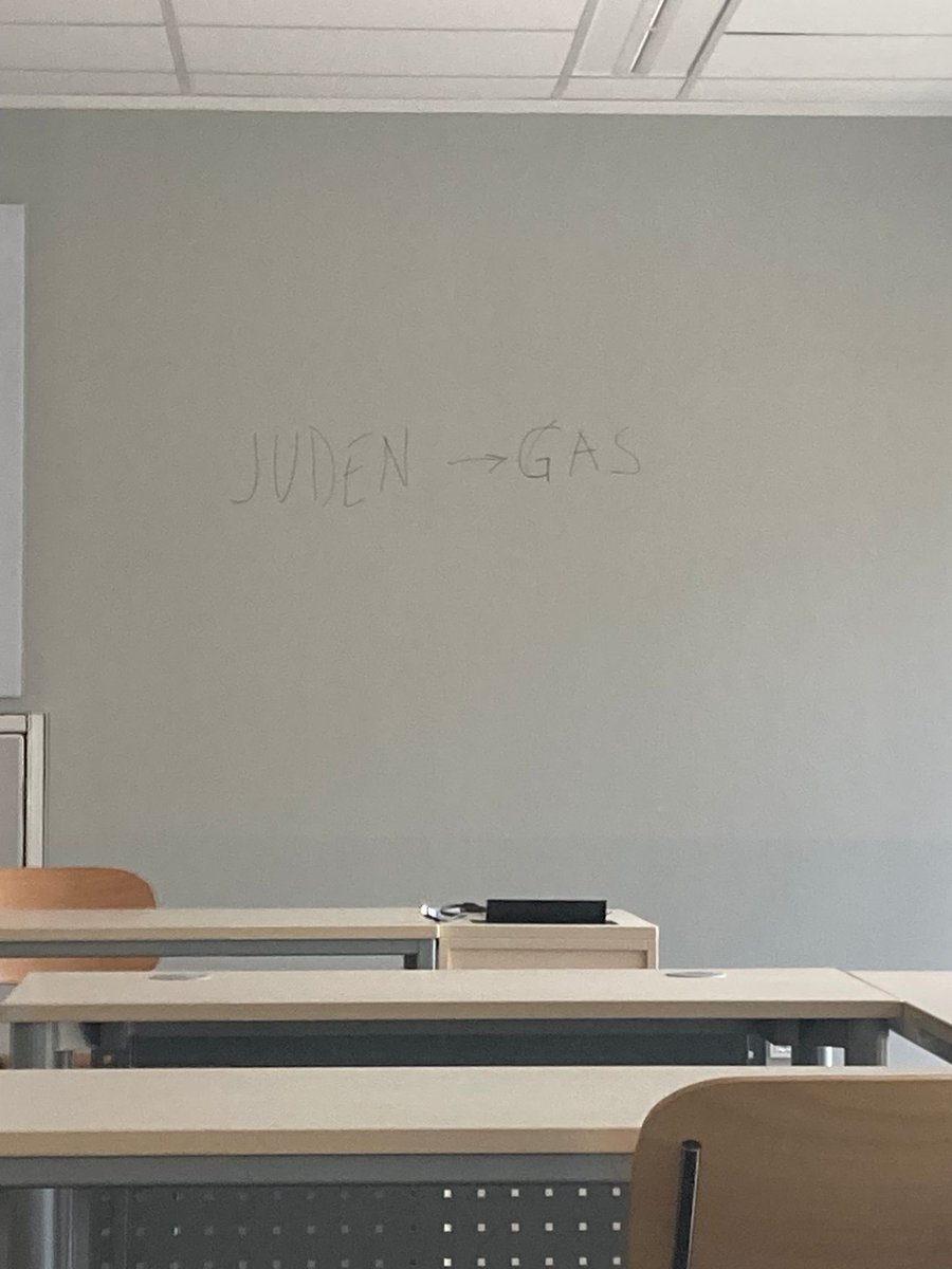 jacobhrwtz's tweet photo. Jüdische Studierende „übertreiben“ mal wieder. Heute in einem Seminarraum der @HHU_de . So kann man definitiv sicher studieren….. https://t.co/kInkQ76TD9