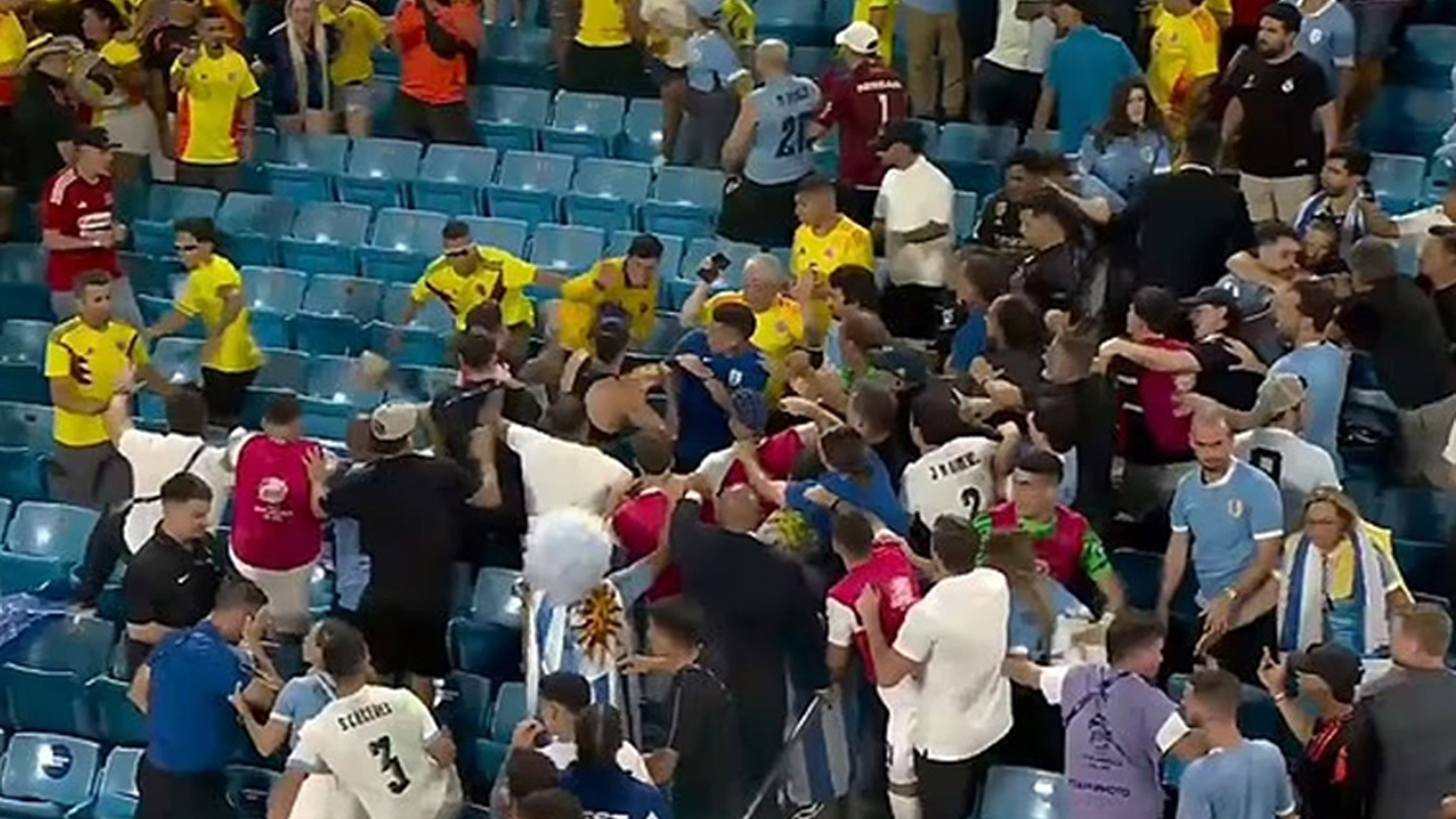 ম্যাচ হেরে কলম্বিয়ান সমর্থকদের পেটালেন উরুগুয়ের ফুটবলাররা