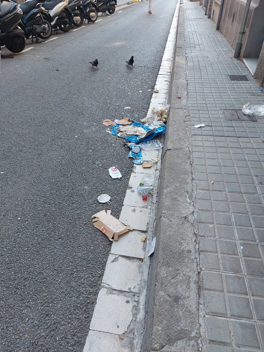 adrianojmz's tweet photo. Hola Pla Endreça de @jaumecollboni i @bcn_ajuntament. Així portem dies al carrer Bonaplata de Barcelona. Ens està quedant una ciutat 👌 https://t.co/zy3al8Lezd