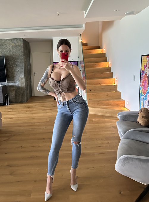 I thought I start the day with a selfie ?❤️ https://t.co/C32ACGfWmu