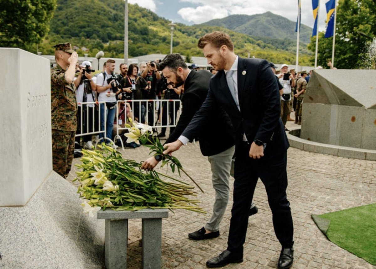 mdukaj1's tweet photo. Le të jetë 11 korriku një kujtim dhe vërejtje për të gjithë ne, se kun mund të na sjell urrejtja dhe paragjykimi (1/2) https://t.co/bqblg68bXW